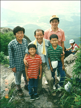 산 정상에서 두 손자, 은우근 교수와 함께 